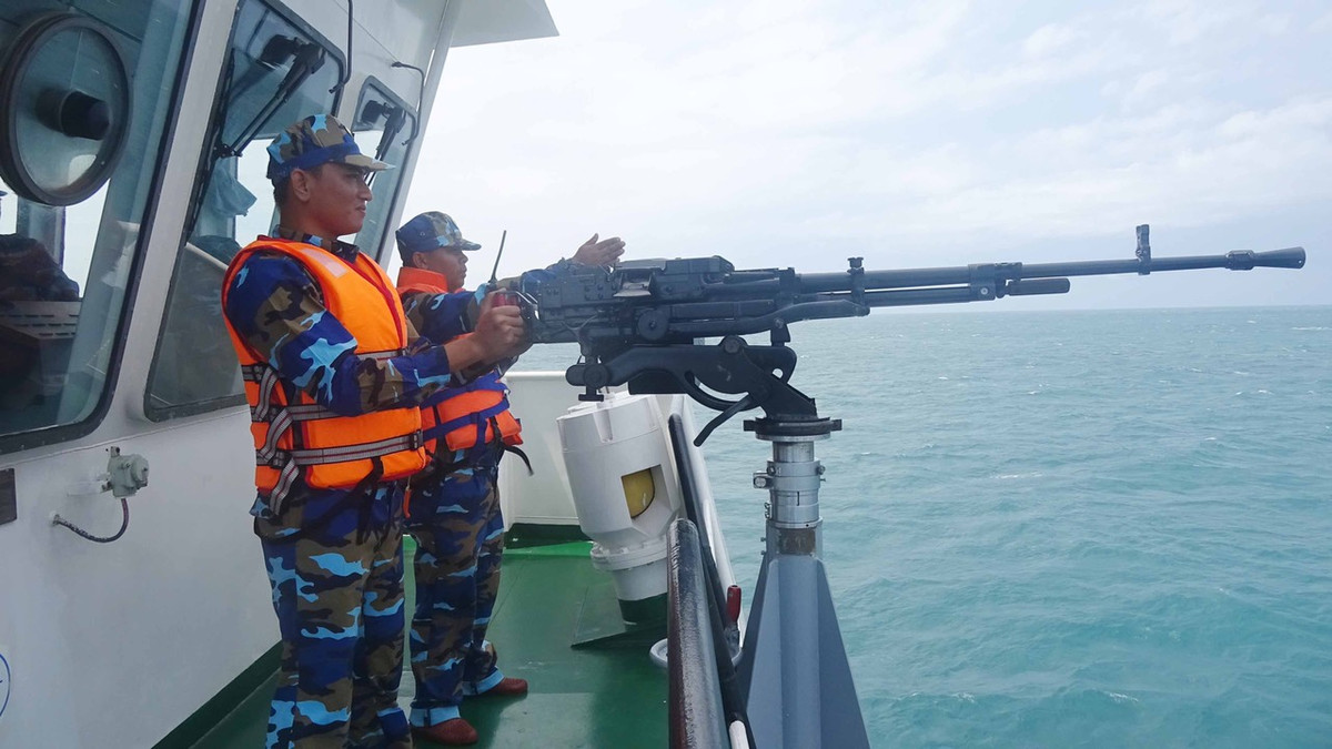 Loại súng máy hạng nặng cỡ 12.7mm tiếp theo của Quân đội Việt Nam đang sử dụng là mẫu NSV. NSV được Liên Xô thiết kế chế tạo và sử dụng từ năm 1971 cho đến nay nhằm thay thế cho mẫu DShK đã phục vụ từ trong thế chiến 2. Hiện nay, Công nghiệp Quốc phòng Việt Nam đã hoàn toàn làm chủ và sản xuất số lượng lớn loại súng máy NSV này để tự trang bị cho nhiều lực lượng vũ trang của ta như quân đội, cảnh sát, cảnh sát biển, kiểm ngư,... Ảnh: Súng máy 12.7mm NSV trên tàu Cảnh sát biển Việt Nam.