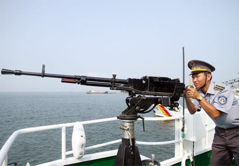 Với việc tự chế tạo số lượng lớn, NSV đang dần được thay thế DShK trong biên chế Quân đội ta. Đặc biệt, súng được trang bị rộng rãi trên toàn bộ các tàu Kiểm ngư mới được đóng trong nước, nâng cao đáng kể sức mạnh hoả lực của lực lượng ta. Ảnh: Súng máy 12.7mm NSV trên tàu Kiểm ngư.