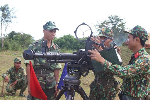 Loại súng máy hạng nặng 12.7mm đầu tiên và cũng là loại phổ biến nhất hiện nay trong biên chế Quân đội ta, được trang bị trên nhiều loại phương tiện như xe tăng T-54/55, xe thiết giáp M-113 cải tiến, giang thuyền,... và biên chế đại trà cho các đơn vị bộ binh, dân quân tự vệ đó là mẫu DShK 12.7mm do Liên Xô. Súng được thiết kế từ thời Chiến tranh thế giới thứ 2 nhưng vẫn có tính năng vô cùng hiệu quả, đáp ứng tốt nhu cầu tác chiến. Ảnh: Tổ chiến đấu thực hành diễn tập với súng máy DShK.