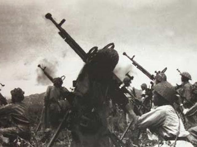 Súng máy DShK lần đầu tiên gia nhập Quân đội Việt Nam từ Kháng chiến chống Pháp, bằng đường viện trợ của các nước XHCN anh em. Nó đã góp phần cực kỳ đắc lực trong việc tiêu diệt máy bay bay thấp thả tiếp tế và thả bom của địch, tạo ô phòng không che đầu phối hợp cùng các loại pháo phòng không còn hạn chế của quân ta bảo vệ đội hình bộ binh tiến công vô cùng hiệu quả, đặc biệt trong số đó tạo nên thành công vang dội của chiến dịch Điện Biên Phủ Ảnh: Bộ đội Việt Minh sử dụng súng máy DShK bắn máy bay trong trận Điện Biên Phủ - 1954