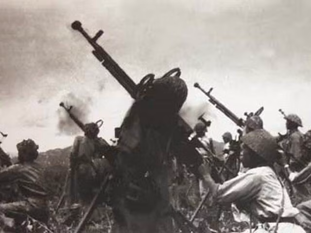 Súng máy DShK lần đầu tiên gia nhập Quân đội Việt Nam từ Kháng chiến chống Pháp, bằng đường viện trợ của các nước XHCN anh em. Nó đã góp phần cực kỳ đắc lực trong việc tiêu diệt máy bay bay thấp thả tiếp tế và thả bom của địch, tạo ô phòng không che đầu phối hợp cùng các loại pháo phòng không còn hạn chế của quân ta bảo vệ đội hình bộ binh tiến công vô cùng hiệu quả, đặc biệt trong số đó tạo nên thành công vang dội của chiến dịch Điện Biên Phủ Ảnh: Bộ đội Việt Minh sử dụng súng máy DShK bắn máy bay trong trận Điện Biên Phủ - 1954