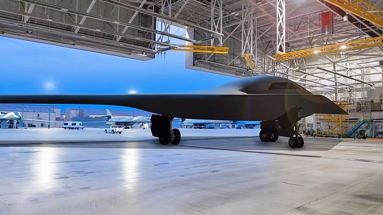  Máy bay ném bom tàng hình B-21 Raider là một biến thể của máy bay ném bom B-2 Spirit; theo kế hoạch, chiếc B-21 đầu tiên sẽ chính thức cất cánh trong chuyến bay thử vào cuối năm 2021. Ảnh: Máy bay tàng hình B-21 Raide - Nguồn: Wikipedia.