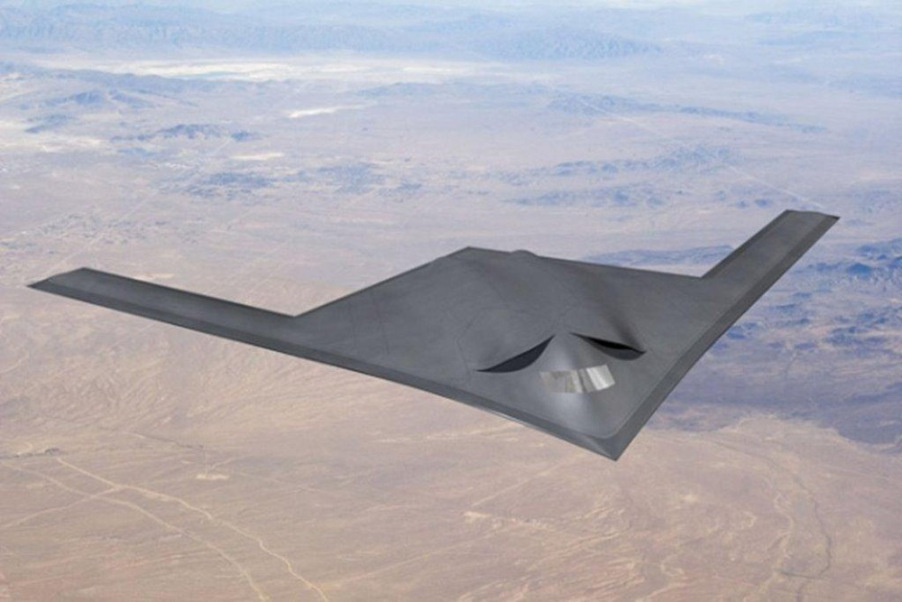 Máy bay ném bom chiến lược B-21 “Raider” có tốc độ cận âm, nó hoàn toàn chỉ dựa vào khả năng tàng hình để vượt qua lưới lửa phòng không của đối phương do máy bay có tốc độ chậm, khả năng cơ động kém và hình dạng to lớn hơn so với các loại máy bay chiến đấu. Ảnh: Đồ họa máy bay B-21 - Nguồn: Không quân Mỹ.