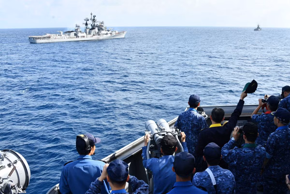 Cũng trong thời gian này, Hải quân Ấn Độ điều các tàu chiến đến eo biển Malacca gần các quần đảo Andaman và Nicobar, cũng như tuyến hàng hải mà Hải quân Trung Quốc đi vào Ấn Độ Dương, nhằm theo dõi bất cứ hoạt động nào của Hải quân Trung Quốc. Ảnh: Wikipedia