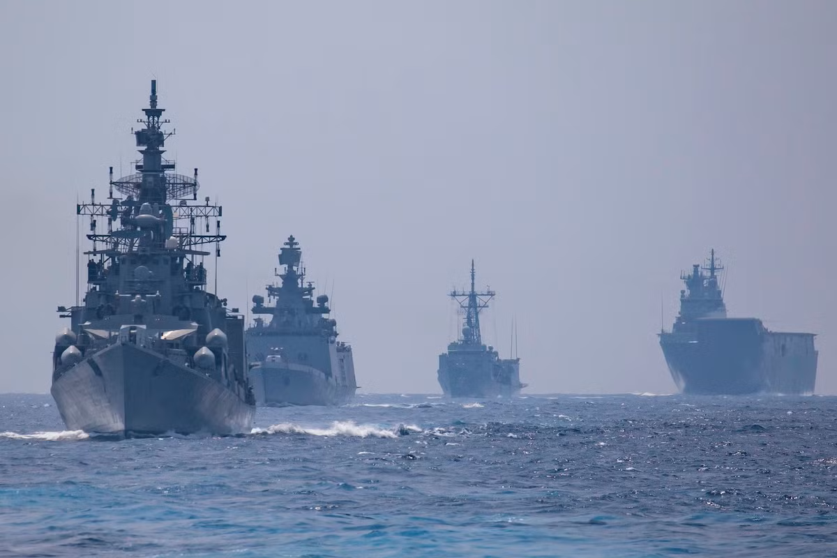 Cũng theo các nguồn tin, trong khi được điều động đến Biển Đông, nơi Mỹ cũng điều các tàu khu trục và hộ tống đến đây, tàu chiến của Ấn Độ đã liên tục duy trì liên lạc với các đối tác Mỹ thông qua các hệ thống liên lạc được bảo đảm. Ảnh: Wikipedia