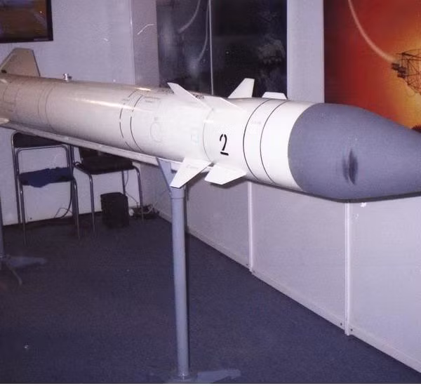 Mục tiêu tác chiến của tên lửa Kh-25MP là các hệ thống tên lửa phòng không tầm trung - tầm cao MIM-23 HAWK, Improved HAWK và Nike Hercules của Mỹ. Đầu tự dẫn của Kh-25MP có khả năng tương tự tên lửa AGM-78 Standard của Mỹ trong chiến tranh Việt Nam, theo đó nó có thể lần theo tọa độ cuối cùng ghi nhận để tấn công đài radar điều khiển đối phương kể cả chúng tạm thời tắt sóng.