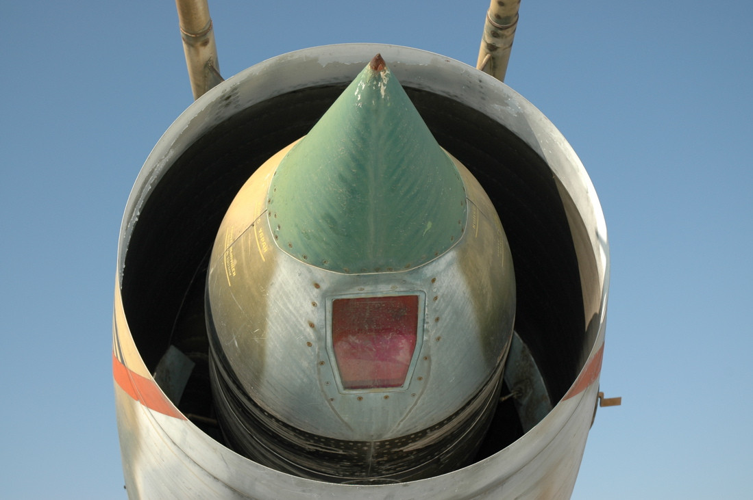 Về hệ thống điều khiển bắn, do Su-22 không có hệ thống radar điều khiển hỏa lực nên khi triển khai các tên lửa tầm xa bắt buộc phải mang các thiết bị trinh sát - dẫn bắn có vỏ bọc theo kèm để hỗ trợ đầu dò tên lửa. Với MiG-23BN và MiG-27 thì sẽ mang pod Vyuga trong khi trên Su-22 là Vyuga-17. Trong khi đó, hệ thống ngắm bắn mục tiêu Klen-54 dưới mũi Su-22 chỉ có thể chỉ thị mục tiêu tầm dưới 20km cho tên lửa Kh-25ML hoặc Kh-29T.