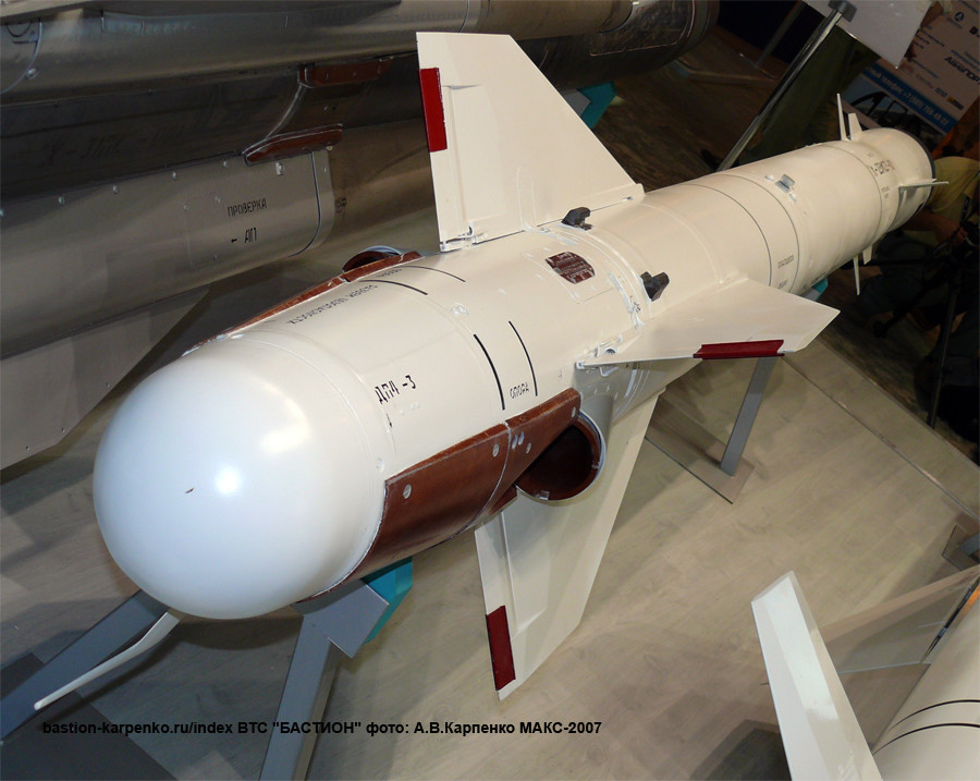 Trọng lượng một quả Kh-25MP lên tới 315km, dài 425,5cm, đường kính thân 275mm, trang bị đầu nổ nặng 89,6kg. Để phóng Kh-25MP, máy bay mang phóng phải trang bị giá phóng APU-68UMZ, mỗi giá treo được tới 2 đạn Kh-25MP. Phiên bản Su-22M2 chỉ mang được tối đa 2 đạn Kh-25MP trong khi Su-22M4 có thể mang đến 4 đạn.