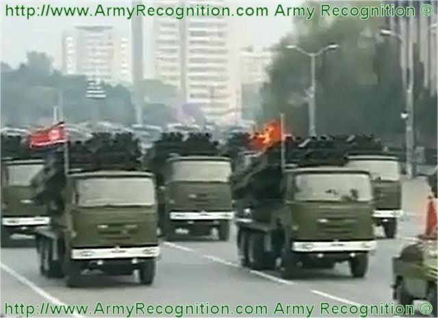 Loại pháo còn lại của Lữ đoàn 62 là pháo phản lực phóng loạt M-1985/M-1991 cỡ nòng 240mm. Loại M-1985 sử dụng bệ với 12 ống phóng chia thành 2 cụm, được đặt trên khung gầm xe tải, trong khi M-1991 là phiên bản cải tiến hơn khi sử dụng đến 22 ống phóng chia thành 2 cụm cho phép nó có sức mạnh vượt trội người đàn anh. Ảnh: Dàn phóng M-1985/M-1991 của Triều Tiên.