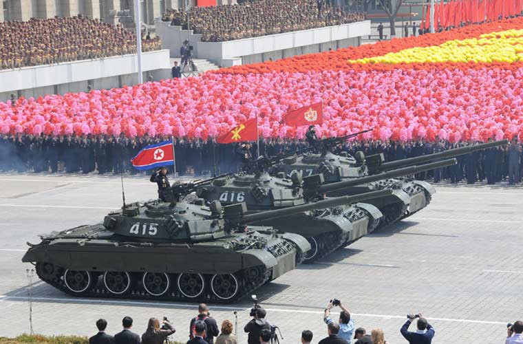 Xe được phát triển dựa trên xe tăng T-62 của Liên Xô, với pháo chính 115mm, hệ thống đo xa laser, tháp súng máy 14.5mm. Hiện nay các xe tăng Chonma-Ho của Triều Tiên đã được nâng cấp lên các phiên bản Chonma III, IV, V với việc bổ sung các loại giáp giúp bảo vệ xe an toàn hơn. Ảnh: Xe tăng Chonma-Ho 214 (một phiên bản của IV) trong một cuộc duyệt binh.