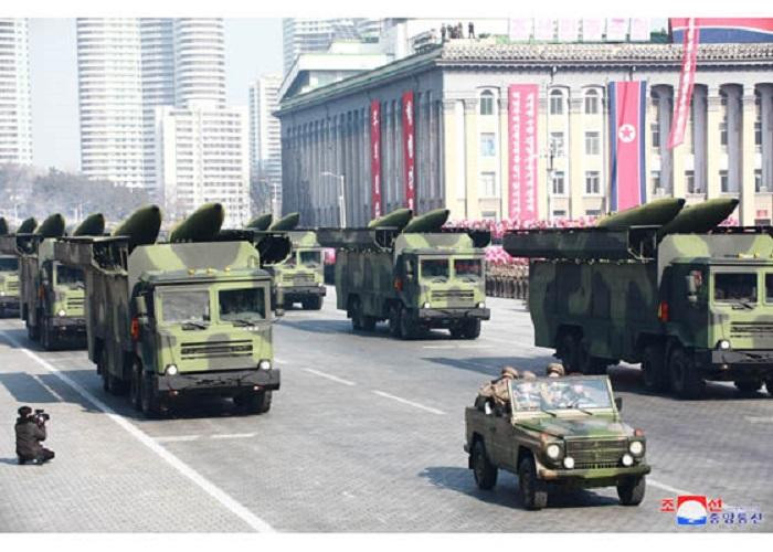 Triều Tiên được cho là cũng có thể sử dụng loại tên lửa đạn đạo Hyunmoo-2 dựa trên tên lửa đạn đạo Iskander của Nga với tầm bắn khoảng 600km. Với tầm bắn xa như vậy, các bệ phóng này không cần phải đặt gần biên giới vẫn có thể ngắm đến lãnh thổ Hàn Quốc dễ dàng, tạo một sự uy hiếp cao độ. Ảnh: Bệ phóng tên lửa Hyunmoo-2 của Triều Tiên.