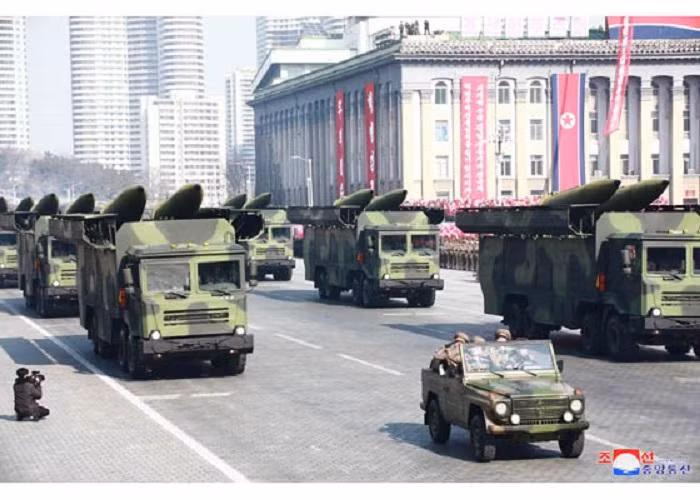 Triều Tiên được cho là cũng có thể sử dụng loại tên lửa đạn đạo Hyunmoo-2 dựa trên tên lửa đạn đạo Iskander của Nga với tầm bắn khoảng 600km. Với tầm bắn xa như vậy, các bệ phóng này không cần phải đặt gần biên giới vẫn có thể ngắm đến lãnh thổ Hàn Quốc dễ dàng, tạo một sự uy hiếp cao độ. Ảnh: Bệ phóng tên lửa Hyunmoo-2 của Triều Tiên.