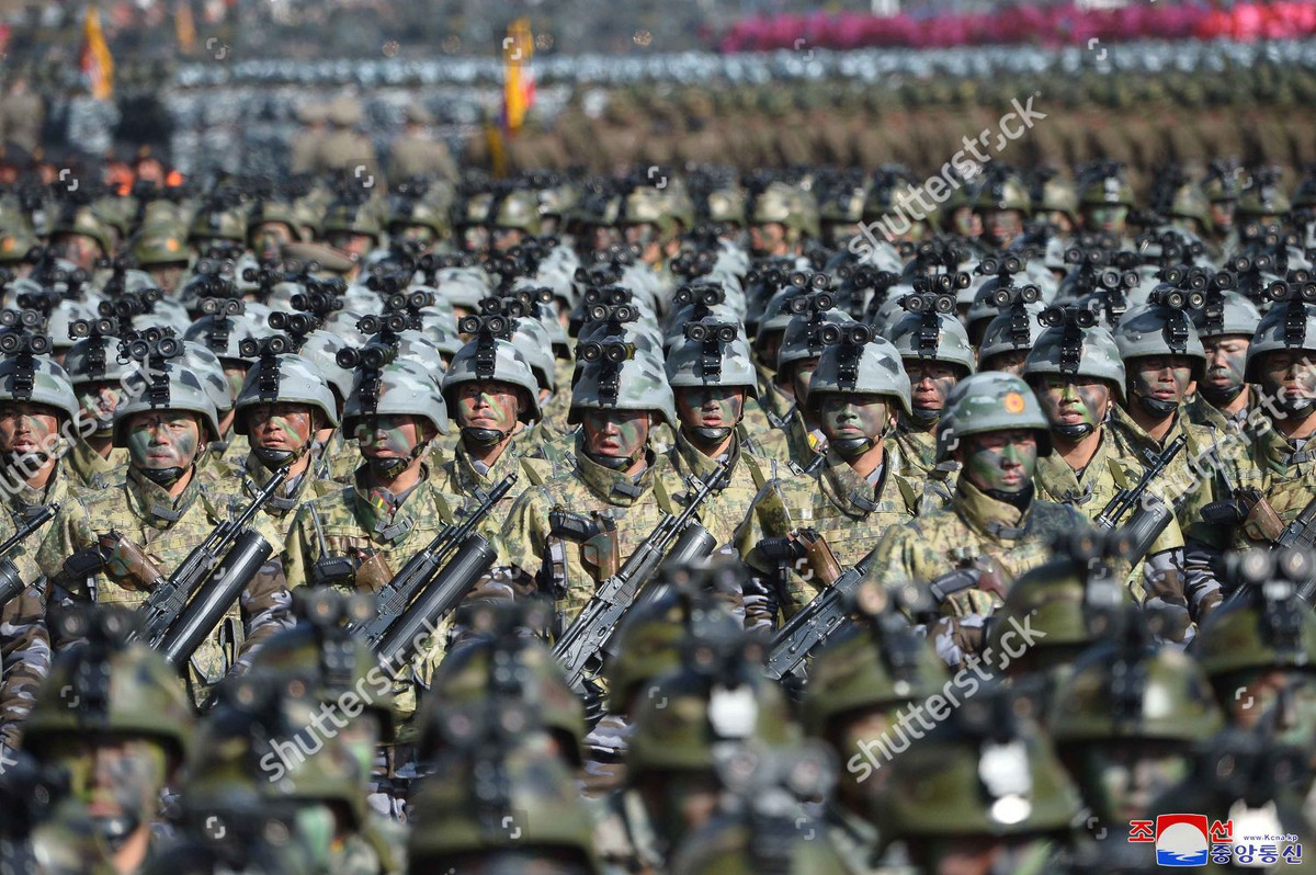Không những chỉ là vũ khí hạng nặng, trang bị cá nhân của binh sĩ Triều Tiên gần đây cũng đã thấy sự nâng cấp rõ rệt. Những chiến sĩ đã được trang bị mũ chống đạn Kevlar với kính nhìn đêm, áo giáp chống đạn hiện đại và súng trường tấn công mạnh mẽ khiến cho binh sĩ Triều Tiên không hề kém cạnh so với những binh sĩ Hàn Quốc. Ảnh: Binh sĩ Triều Tiên trong một cuộc duyệt binh.