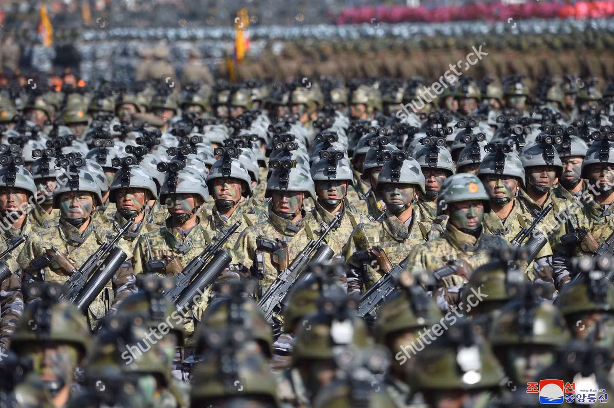 Không những chỉ là vũ khí hạng nặng, trang bị cá nhân của binh sĩ Triều Tiên gần đây cũng đã thấy sự nâng cấp rõ rệt. Những chiến sĩ đã được trang bị mũ chống đạn Kevlar với kính nhìn đêm, áo giáp chống đạn hiện đại và súng trường tấn công mạnh mẽ khiến cho binh sĩ Triều Tiên không hề kém cạnh so với những binh sĩ Hàn Quốc. Ảnh: Binh sĩ Triều Tiên trong một cuộc duyệt binh.