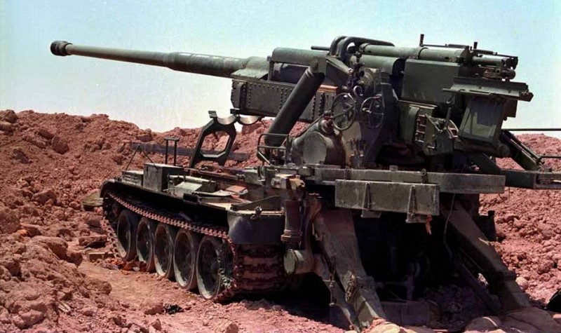 Pháo sử dụng khung gầm của xe tăng T-54/54 và Type-59 cho phép nó đồng bộ trong công tác bảo dưỡng hậu cần. Trọng pháo 170mm có tốc độ bắn 1-2 phát/phút và tầm bắn hơn 60km. Ảnh: Pháo tự hành M-1978 trên trận địa.