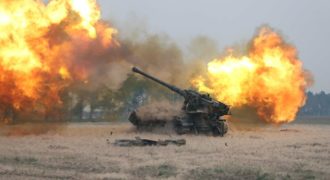 Nếu được triển khai từ khu vực phi quân sự, tầm bắn của loại pháo này có thể thừa sức vươn tới thủ đô Seoul của Hàn Quốc cách đó không xa. Đây chính là nắm đấm thép, uy hiếp lớn nhất của Triều Tiên sở hữu nhắm vào phía Hàn Quốc trước khi nước này sở hữu những loại vũ khí nguy hiểm hơn như tên lửa đạn đạo hay vũ khí hạt nhân. Ảnh: Pháo M-1978 khai hỏa.