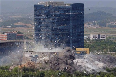 Chiều 16/6 vừa qua, Triều Tiên cho đánh sập văn phòng liên lạc liên Triều ở thành phố Kaesong của nước này. Đây được cho là động thái đáp trả cực kỳ mạnh mẽ cho hành động Hàn Quốc liên tục thả các truyền đơn sang phía miền Bắc. Sự việc khiến cho một lần nữa bán đảo Triều Tiên căng thẳng hơn bao giờ hết với nguy cơ sử dụng các hành động vũ lực rất cao. Ảnh: Tòa nhà của văn phòng liên lạc liên Triều bị đánh sập.