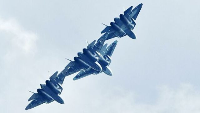 Cũng chính vì nền tảng vững chắc "lớn và hoàn chỉnh" này, mà ngành hàng không Nga đã có thể cho ra mắt một loạt các mẫu máy bay mới với trình độ tiên tiến trên thế giới, như máy bay chiến đấu Su-57 thế hệ thứ năm tham gia diễu binh vừa qua.