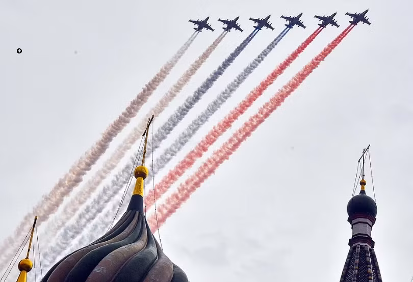 Tốp bay cuối cúng là sáu cường kích Su-25SM, thả khói với ba màu trắng, xanh và đỏ tượng trưng cho lá cờ Nga được kéo ra trên bầu trời.