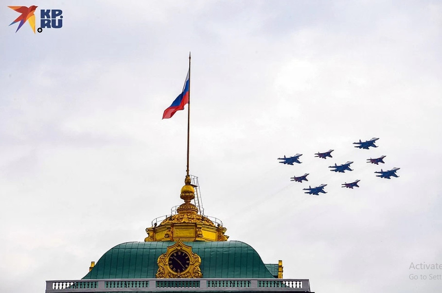 Tốp máy bay thứ tư là nhóm máy bay chiến đấu đa năng gồm 9 chiếc, trong đó có 4 máy bay ném bom chiến thuật tiền tuyến Su-34, 4 máy bay chiến đấu đa năng hai chỗ ngồi Su-30SM và 1 máy bay chiến đấu đa năng hạng nặng một chỗ ngồi Su-35S.