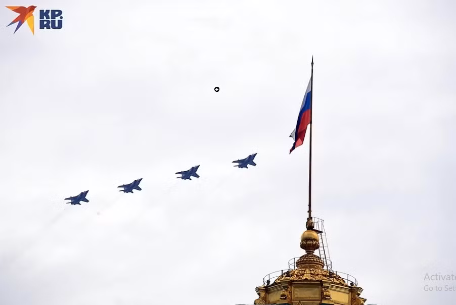 Nhóm thứ hai là 4 cường kích bom Su-24M2 và nhóm thứ ba là 4 máy bay chiến đấu hạng nặng đa năng tốc độ cao MiG-31M. Nhóm thứ tư là máy bay chiến đấu thế hệ thứ năm được mong đợi nhất của Không quân Nga Su-57.