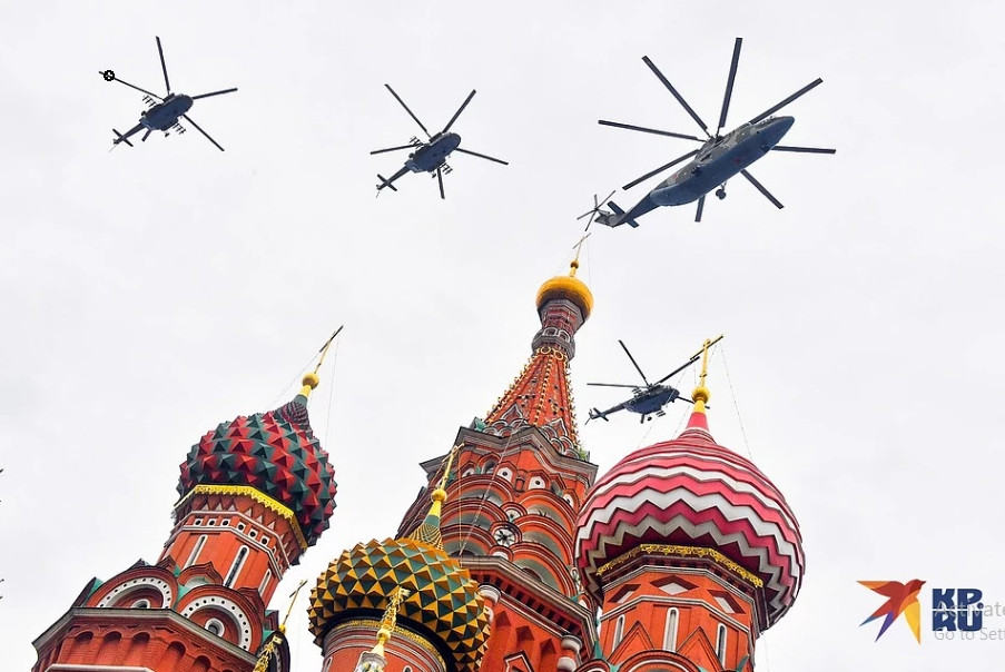 Dẫn đầu cuộc diễu binh là tốp trực thăng của Không quân Nga, gồm 1 máy bay trực thăng vận tải hạng nặng Mi-26T và 4 máy bay trực thăng đa năng Mi-8AMTSh, được tạo thành một đội hình mũi tên, bay lên hàng đầu trong toàn bộ đội hình diễu hành trên không. Ba nhóm hình thành bay sau đây cũng là các đội hình mũi tên. Mỗi nhóm gồm 5 loại trực thăng tấn công là Mi-35M, Ka-52 và Mi-28.