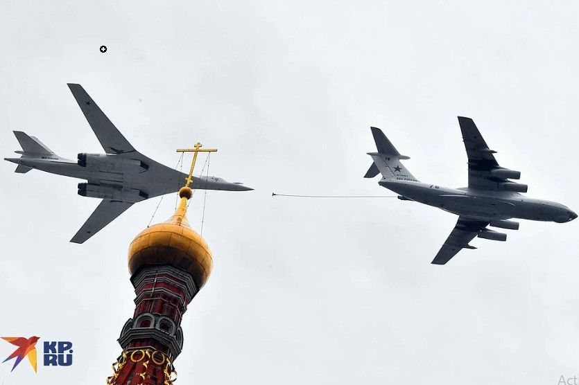 Nhóm thứ tư bao gồm lực lượng tấn công chiến lược mạnh nhất của Không quân Nga là 1 chiếc Tu-160M và 4 máy bay ném bom chiến lược siêu thanh Tu-22M3. Nhóm cuối cùng là đội hình tiếp nhiên liệu trên không, bao gồm một máy bay tiếp nhiên liệu trên không Il-78M và máy bay ném bom chiến lược siêu thanh Tu-160M bay song song.