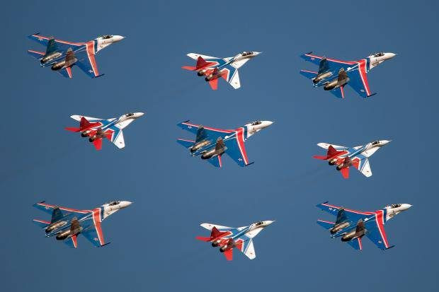 Tốp máy bay bay biểu diễn, niềm tự hào của Không quân Nga - một đội hình hỗn hợp hình kim cương bao gồm 5 máy bay chiến đấu đa năng hai chỗ ngồi Su-30SM và 4 đôi MiG-29UB huấn luyện 2 chỗ ngồi.