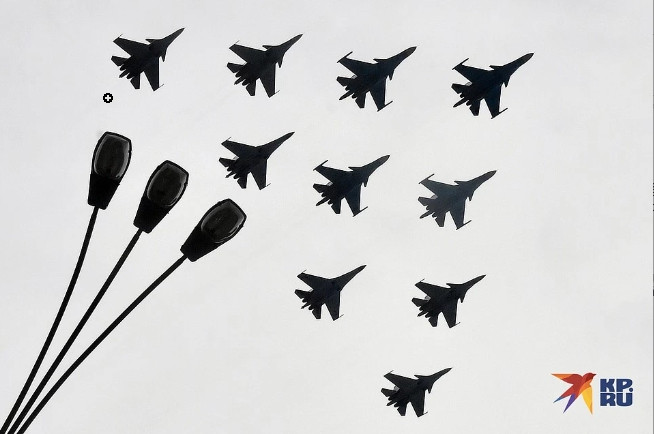 Từ góc độ quy mô và loại hình của cuộc duyệt binh trên không, cho thấy tình trạng của Không quân Nga và ngành hàng không Nga trong những năm qua. Quan sát cho thấy, hầu hết các máy bay tham gia diễu binh đều là máy bay được phát triển từ thời Liên Xô, và có rất ít mẫu máy bay được phát triển mới dưới thời nước Nga.