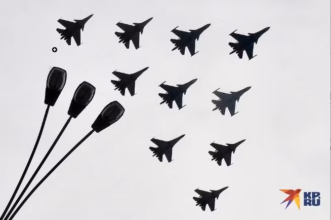 Từ góc độ quy mô và loại hình của cuộc duyệt binh trên không, cho thấy tình trạng của Không quân Nga và ngành hàng không Nga trong những năm qua. Quan sát cho thấy, hầu hết các máy bay tham gia diễu binh đều là máy bay được phát triển từ thời Liên Xô, và có rất ít mẫu máy bay được phát triển mới dưới thời nước Nga.