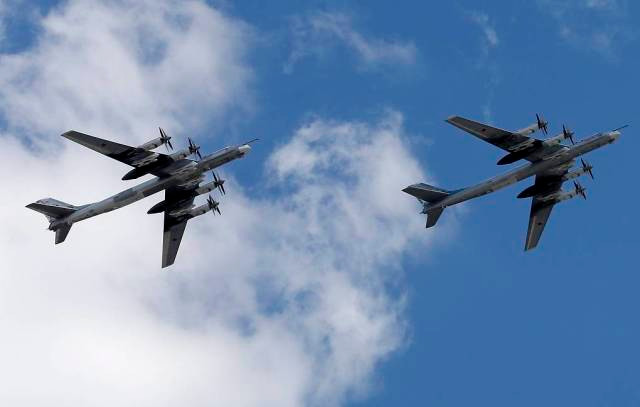 Tốp thứ hai bao gồm các máy bay quân sự lớn, được chia thành 4 nhóm. Trong số đó, nhóm đầu tiên là máy bay chỉ huy cảnh báo sớm A-50U mới được cải tiến. Nhóm thứ hai sau đó là 3 máy bay vận tải chiến lược Il-76MD. Nhóm thứ ba là ba máy bay ném bom chiến lược cánh quạt Tu-95MS.