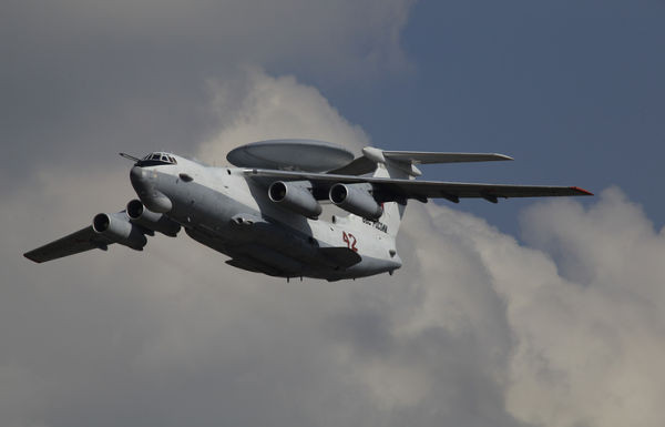 Nhưng qua quan sát, những loại máy bay tham gia diễu hành, toàn bộ số trực thăng và đa phần số máy bay chiến đấu do Nga sản xuất; số máy bay ném bom phần lớn được sản xuất từ thời Liên Xô. Các loại máy bay được nghiên cứu và phát triển hoàn toàn mới rất ít; phần lớn là khai thác tiềm năng nâng cấp các mô hình ban đầu.