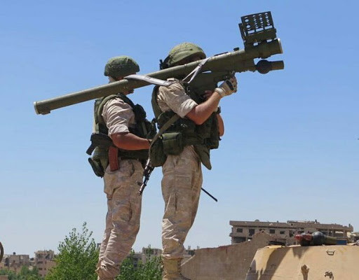 Quân đội Nga bắt đầu trang bị hệ thống MPADS 9K333 Verba từ năm 2014. Hệ thống Verba cải tiến bao gồm hệ thống chỉ thị mục tiêu, xe chỉ huy, radar nhỏ và các thiết bị khác. Ảnh: Binh lính Nga tại Syria sử dụng tên lửa vác vai Verba - Nguồn: TASS.