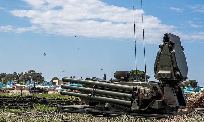 Theo Bộ Quốc phòng Nga, các căn cứ của Nga ở Syria thường xuyên bị tấn công bằng UAV cỡ vừa và nhỏ của lực lượng phiến quân. Tên lửa phòng không cầm tay Verba đã thử nghiệm trực tiếp tại chiến trường Syria, bắn hạ nhiều UAV của lực lượng nổi dậy. Ảnh: Tổ hợp pháo - tên lửa phòng không Pantsir của Nga tại căn cứ không quân Hmeymim, Syria - Nguồn: TASS.