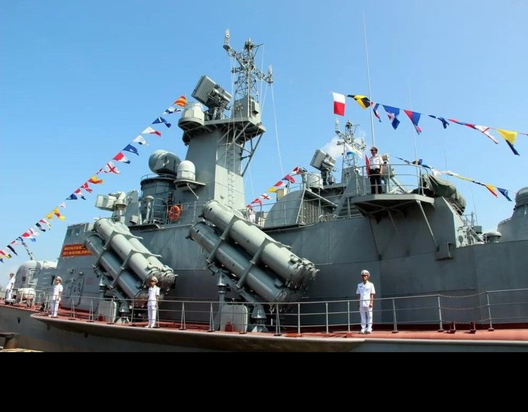 Nhiều người không thể biết, trước đó gần 2 năm, lần đầu tiên trong 88 năm kể từ ngày thành lập, Ba Son đứng trước một thử thách và cũng là cơ hội khẳng định mình: Đóng mới một gam tàu chiến quan trọng với yêu cầu rất cao về hàm lượng kỹ thuật công nghệ, trong khi thời gian rất gấp, nhất là cùng lúc phải đóng 2 tàu. Ảnh: Tàu tên lửa HQ 379 chính thức được đưa vào biên chế Hải quân Việt Nam ngày 24/9/2015 – Nguồn: Báo Hải quân Việt Nam.