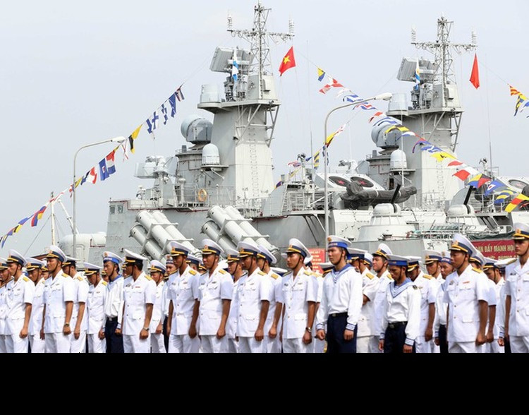 Việc đóng thành công các tàu quân sự đã khẳng định trí tuệ, năng lực của những người lính CNQP Việt Nam trong lĩnh vực đóng tàu quân sự hiện đại. Những cột mốc lịch sử đó mở ra triển vọng cho ngành CNQP Việt Nam, hoàn toàn đủ năng lực đóng mới những tàu chiến hiện đại hơn trong tương lai. Ảnh: Cán bộ chiến sĩ lữ đoàn 167 tham gia lễ giao - nhận, thượng cờ - Nguồn:Báo Hải quân Việt Nam