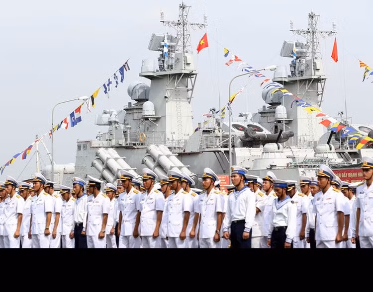 Việc đóng thành công các tàu quân sự đã khẳng định trí tuệ, năng lực của những người lính CNQP Việt Nam trong lĩnh vực đóng tàu quân sự hiện đại. Những cột mốc lịch sử đó mở ra triển vọng cho ngành CNQP Việt Nam, hoàn toàn đủ năng lực đóng mới những tàu chiến hiện đại hơn trong tương lai. Ảnh: Cán bộ chiến sĩ lữ đoàn 167 tham gia lễ giao - nhận, thượng cờ - Nguồn:Báo Hải quân Việt Nam