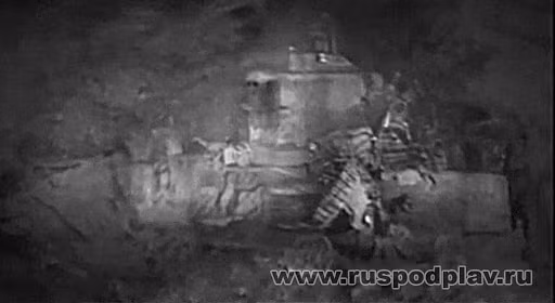 Ngày 4/7/1974, Glomar Explorer bắt đầu thực hiện việc trục vớt K-129 sau nhiều lần trì hoãn về vấn đề kinh phí. Dự án Azorian đã tiêu tốn tổng cộng 800 triệu USD của Washington thời bấy giờ. Ảnh: Hình ảnh mờ nhạt về xác tàu ngầm K-129 dưới đáy biển Thái Bình Dương.