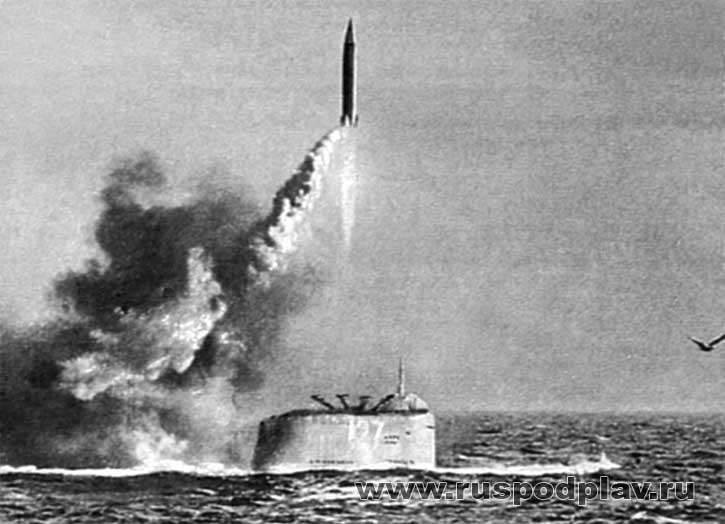 Tên lửa R-21 có tầm bắn 1.300-1.650km, sử dụng động cơ nhiên liệu lỏng. Đáng chú ý, không giống như tên lửa phương Tây lúc bấy giờ, R-21 được đẩy ra khỏi bệ phóng với động cơ rocket nhiên liệu rắn, điều này cho phép đạn phóng ở trong trạng thái ngập nước, cách mặt nước 40-60m. Có lẽ đây là một trong những bí mật mà người Mỹ mong muốn tìm hiểu chúng.