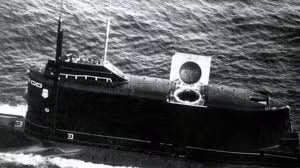 Tàu ngầm được trang bị 3 tên lửa đạn đạo tầm trung R-21 (NATO gọi là SS-N-5) chứa trong hệ thống phóng D-4 đặt trong thượng tầng của tàu ngầm. Thời những năm 1950-1960 thì đây là cách bố trí hệ thống tên lửa đạn đạo phóng ngầm tốt nhất trước khi các tàu ngầm cỡ lớn với các giếng phóng khổng lồ ra đời.