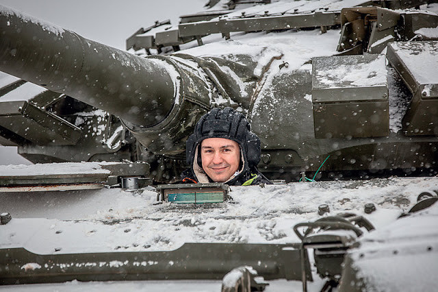 Đó là chưa kể, không như nhiều người tưởng tượng, các chiến sĩ lái một trong những loại tăng hiện đại nhất của nước Nga trong cabin chật chội và đơn giản “không còn gì để nói”. Tuy nhiên, điều đó cũng cho thấy trình độ quân sự của nước bạn thật “đẳng cấp” khi chiếc tăng tuy có mức tiện nghi kém hơn so với phương Tây nhưng đảm bảo khả năng chiến đấu vượt trội. Ảnh: Vị trí ghế lái xe tăng nằm giữa mặt trước thay vì lệch hẳn về một bên trên các đời tăng cũ như T-54 hay T-62.