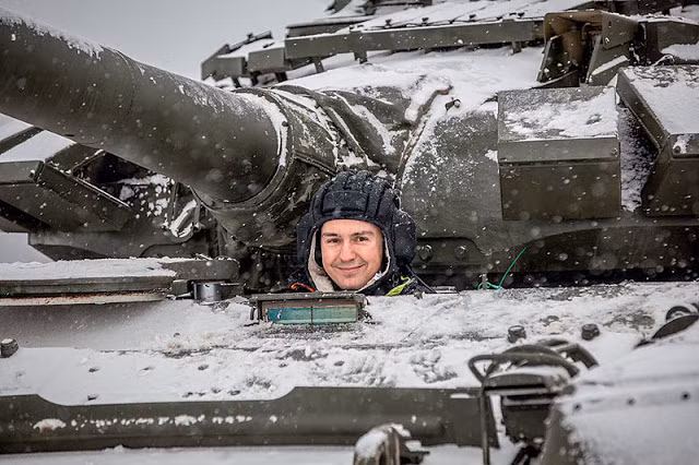 Đó là chưa kể, không như nhiều người tưởng tượng, các chiến sĩ lái một trong những loại tăng hiện đại nhất của nước Nga trong cabin chật chội và đơn giản “không còn gì để nói”. Tuy nhiên, điều đó cũng cho thấy trình độ quân sự của nước bạn thật “đẳng cấp” khi chiếc tăng tuy có mức tiện nghi kém hơn so với phương Tây nhưng đảm bảo khả năng chiến đấu vượt trội. Ảnh: Vị trí ghế lái xe tăng nằm giữa mặt trước thay vì lệch hẳn về một bên trên các đời tăng cũ như T-54 hay T-62.