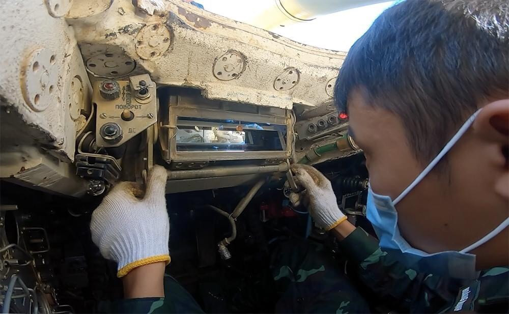 Đó là chưa kể, chắc chắn cánh lái xe ô tô dân sự phải rất thán phục các chiến sĩ lái tăng phi “rùa thép” T-72B3 tốc độ 72-75km/h với khe kính bé tẹo. Không những chạy tốc độ cao, các xe tăng còn phải vượt vô số chướng ngại vật mà không được phép làm đổ cọc tiêu bố trí dày đặt. Thế mới nói, lái tăng được thì lái cái gì cũng không thành vấn đề.