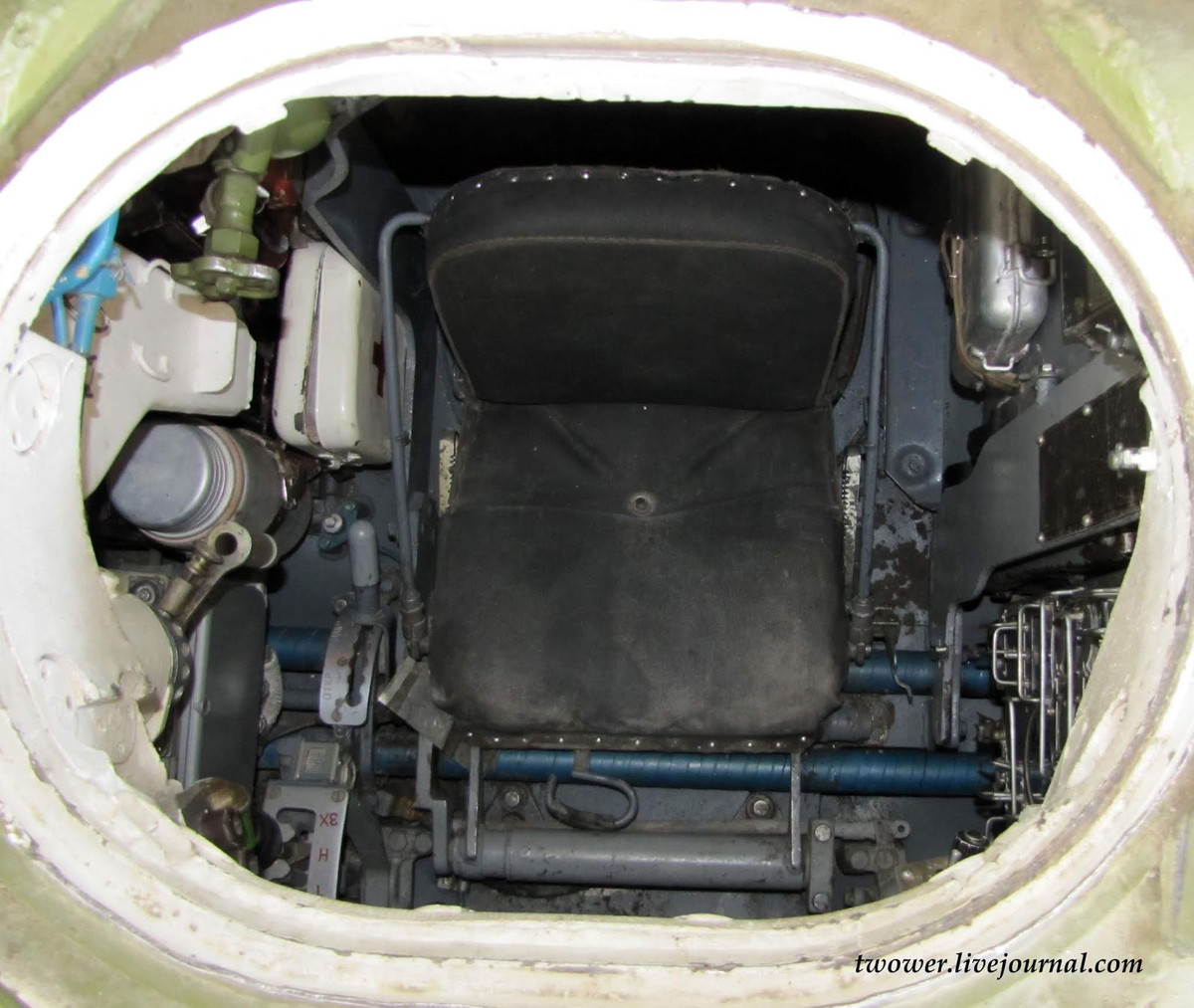 Cận cảnh vị trí của ghế lái T-72, một chiếc xe tăng có giá 2-4 triệu USD/chiếc chỉ có cái ghế đơn sơ vậy thôi. Nó khác xa với các loại ghế trên các dòng xe ô tô dân sự.