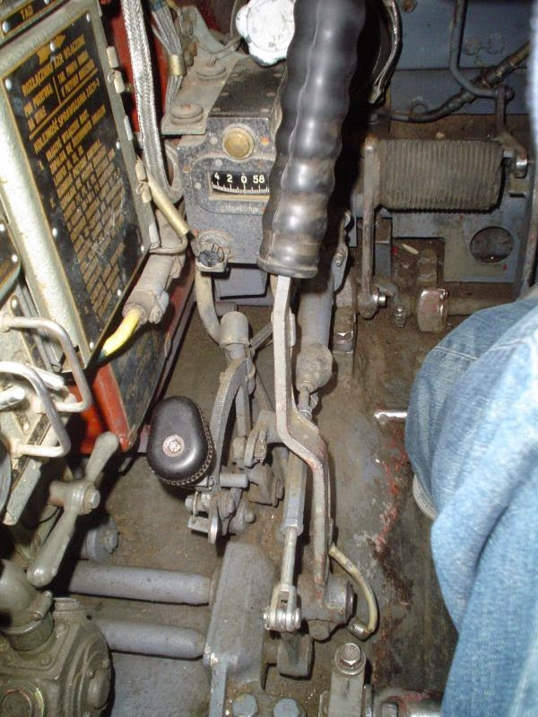 Các dòng xe tăng Nga không dùng vô lăng mà thay vào đó là các cần số như lái máy cày, máy kéo.