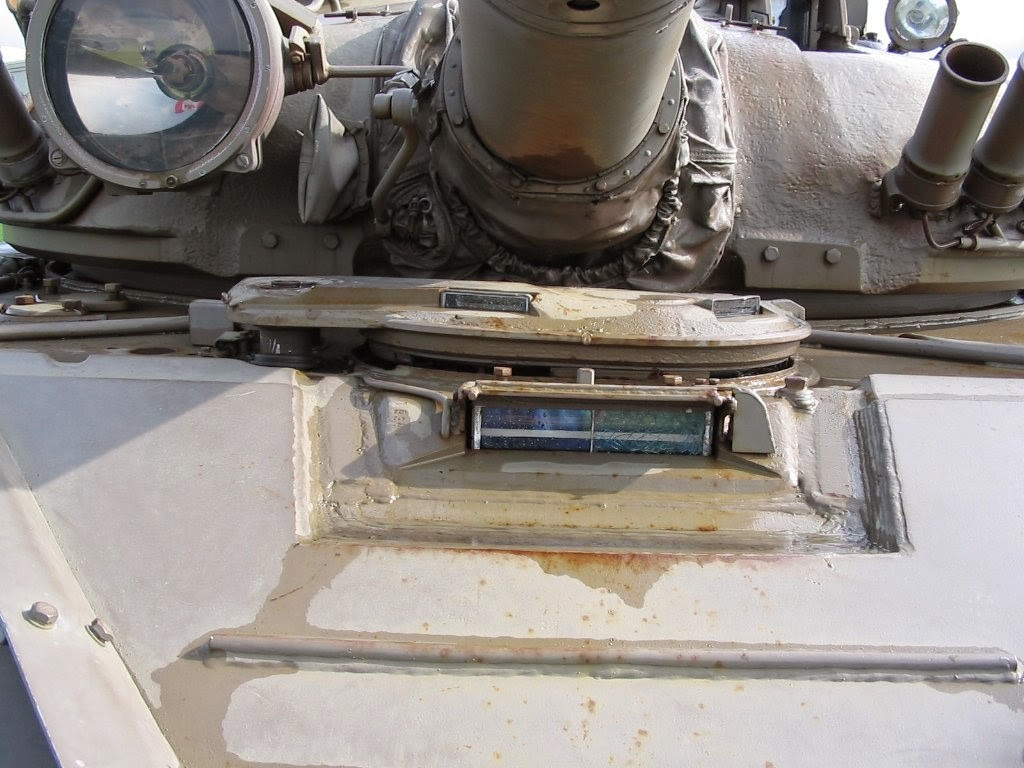 Khe kính “chắn gió” nhìn từ bên ngoài của lái xe tăng T-72B3 và hầu hết các dòng tăng đều như vậy.