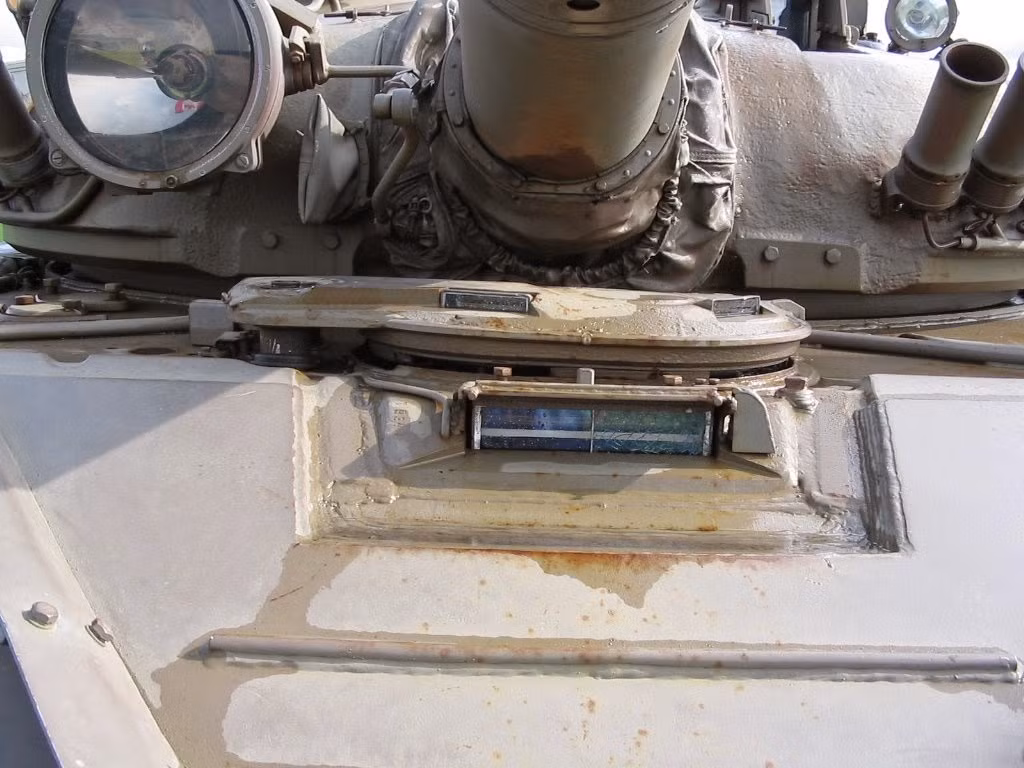 Khe kính “chắn gió” nhìn từ bên ngoài của lái xe tăng T-72B3 và hầu hết các dòng tăng đều như vậy.