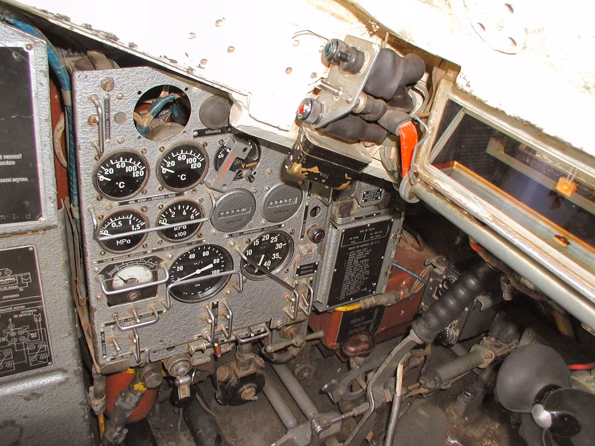 Bảng điều khiển hiển thị các thông số máy móc, tốc độ trên xe tăng T-72 nằm ở trái của ghế lái. Không hiểu các chiến sĩ lái xe tăng có đủ thời gian nhìn bảng đồng hồ và vừa phải kiếm soát chiếc xe qua kính ngắm với trường quan sát đủ thấy đường thế nào.