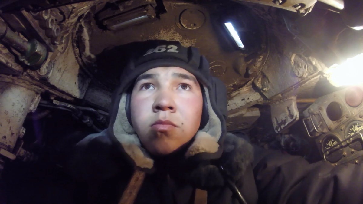 Tất nhiên là khi các kỹ sư Liên Xô/Nga thiết kế cabin xe tăng sẽ theo vóc dáng người châu Âu vốn “đô con”, cho nên nếu người châu Á ngồi vào có lẽ sẽ rộng hơn một chút, tuy nhiên đừng hi vọng gì nhiều về sự rộng rãi, mọi thứ chỉ đủ dùng.