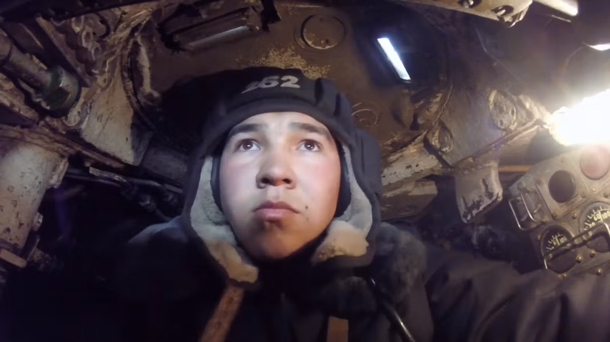 Tất nhiên là khi các kỹ sư Liên Xô/Nga thiết kế cabin xe tăng sẽ theo vóc dáng người châu Âu vốn “đô con”, cho nên nếu người châu Á ngồi vào có lẽ sẽ rộng hơn một chút, tuy nhiên đừng hi vọng gì nhiều về sự rộng rãi, mọi thứ chỉ đủ dùng.